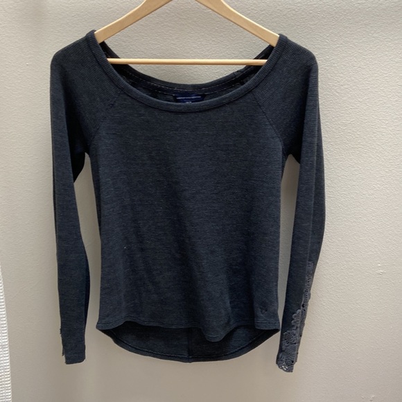 Women’s American Eagle Outfitters scoop-neck and lace sleeve grey sweater. Sz XS - Picture 4 of 11
